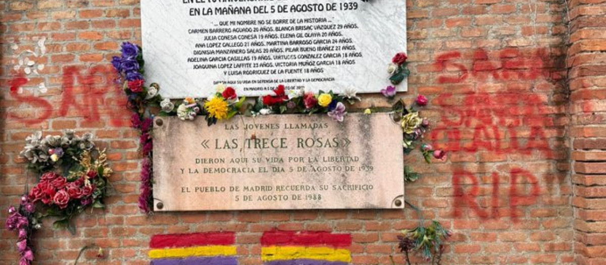 La tumba de las Trece Rosas vandalizada con mensajes de odio contra Sarah Santaolalla