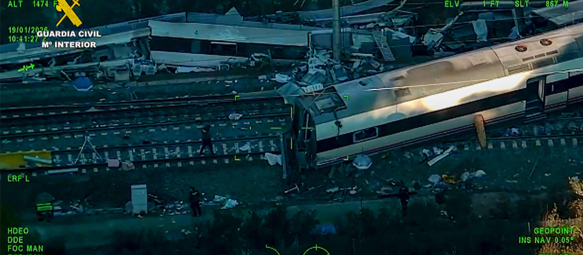 ADAMUZ (CÓRDOBA), 19/01/2026.-Vista aérea del accidente de trenes cerca de Adamuz (Córdoba) este lunes. Un total de 39 personas han fallecido en el accidente de trenes de Ademuz (Córdoba), cuando un tren de la compañía Iryo que había salido de Málaga con destino a Puerta de Atocha (Madrid) con 317 personas a bordo descarriló sus tres últimos vagones e invadió la vía contigua por la que en ese momento circulaba otro convoy de Renfe con destino a Huelva, que también descarriló.-EFE/ Guardia Civil ***SOLO USO EDITORIAL/SOLO DISPONIBLE PARA ILUSTRAR LA NOTICIA QUE ACOMPAÑA (CRÉDITO OBLIGATORIO)***