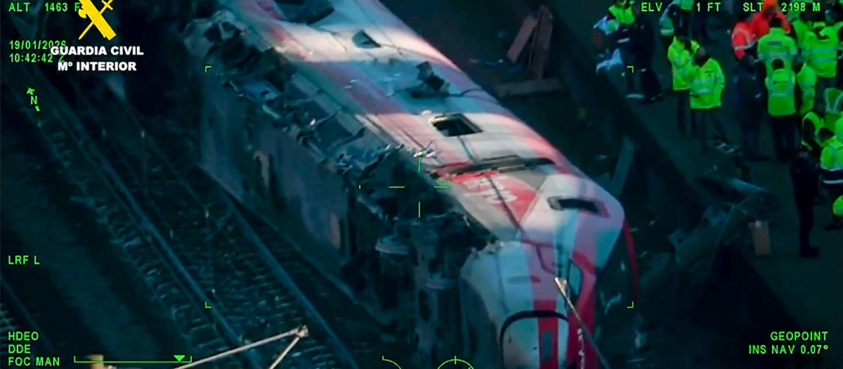ADAMUZ (CÓRDOBA), 19/01/2026.-Vista aérea del accidente de trenes cerca de Adamuz (Córdoba) este lunes. Un total de 39 personas han fallecido en el accidente de trenes de Ademuz (Córdoba), cuando un tren de la compañía Iryo que había salido de Málaga con destino a Puerta de Atocha (Madrid) con 317 personas a bordo descarriló sus tres últimos vagones e invadió la vía contigua por la que en ese momento circulaba otro convoy de Renfe con destino a Huelva, que también descarriló.-EFE/ Guardia Civil ***SOLO USO EDITORIAL/SOLO DISPONIBLE PARA ILUSTRAR LA NOTICIA QUE ACOMPAÑA (CRÉDITO OBLIGATORIO)***