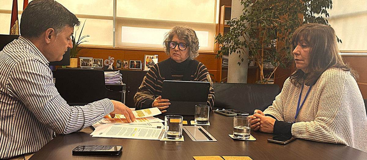 La consejera de Desarrollo Sostenible de Castilla-La Mancha, Mercedes Gómez, en una reunión con el secretario general de UPA CLM, Julián Morcillo