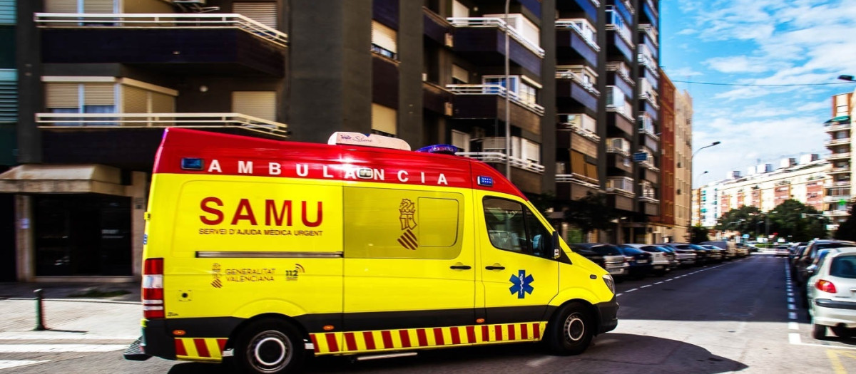 Imagen de archivo de una ambulancia del SAMU en Alicante