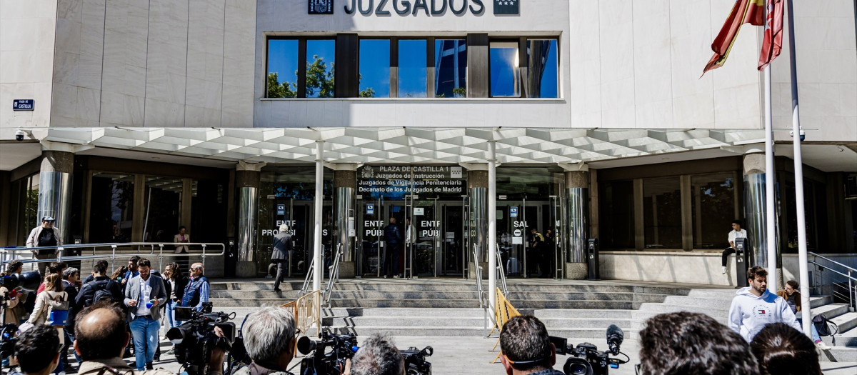 Periodistas de diferentes medios de comunicación esperan ante los Juzgados de Plaza de Castilla