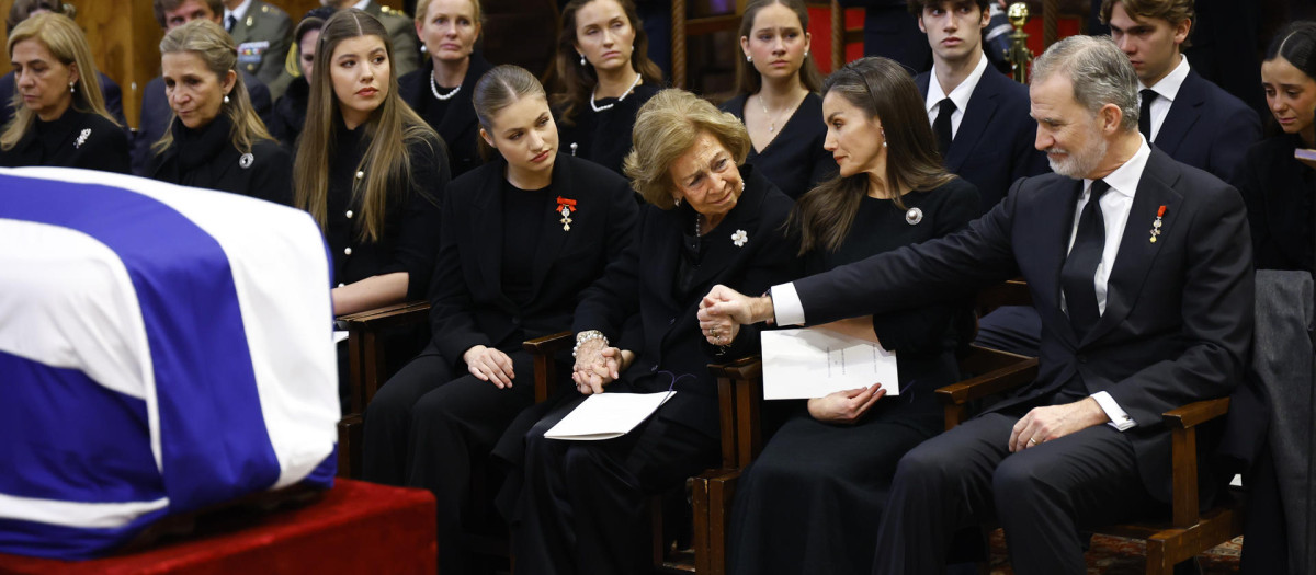 El Rey y la Princesa de Asturias tratan de reconfortar a la Reina Sofía en el funeral por su hermana