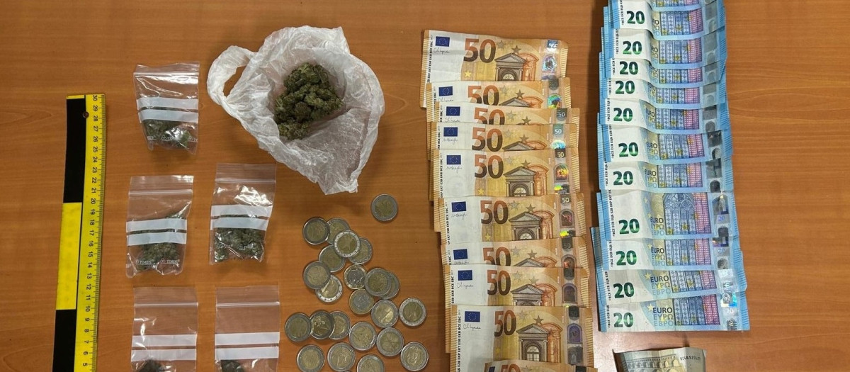 Imagen de los efectos intervenidos por la Guardia Civil