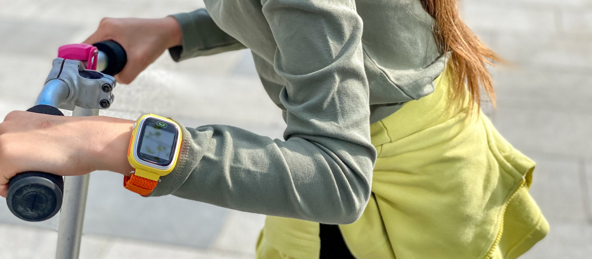 Una niña con un reloj con geolocalización