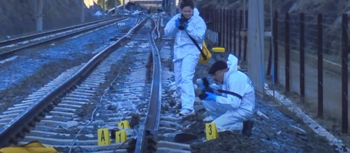 Una imagen de las labores de investigación de la Guardia Civil muestra un trozo de raíl desprendido