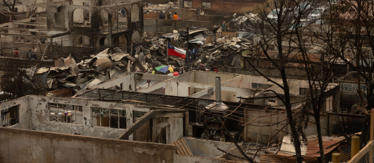 Escombros de una localidad de Chile tras el incendio en la reserva de Lirquen