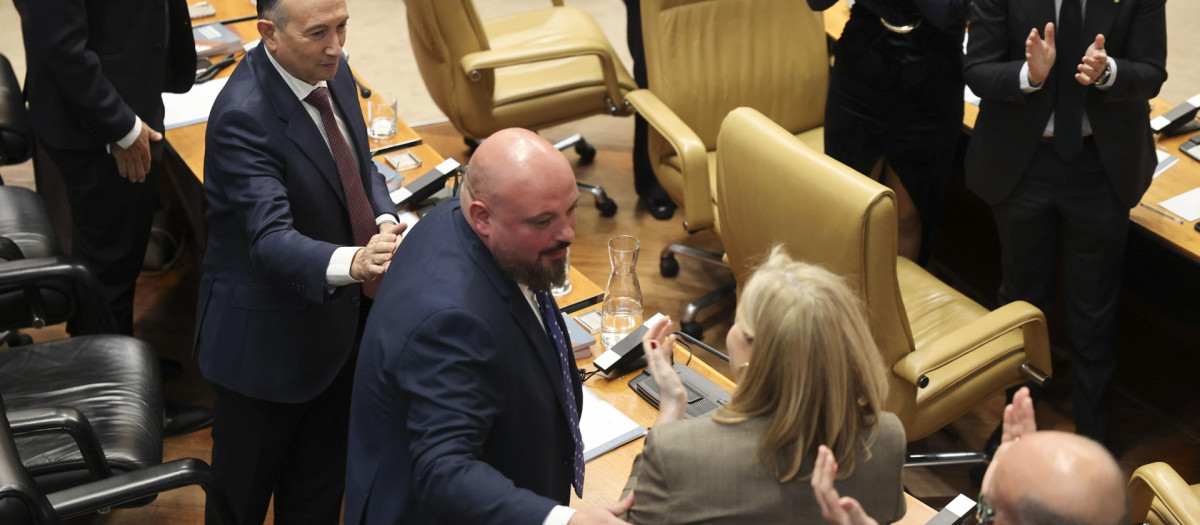 La bancada popular aplaude a su compañero, Manuel Naharro Gata (2d) tras ser proclamado nuevo presidente de la Asamblea tras la votación de este martes en la Asamblea de Extremadura que celebra su sesión constitutiva