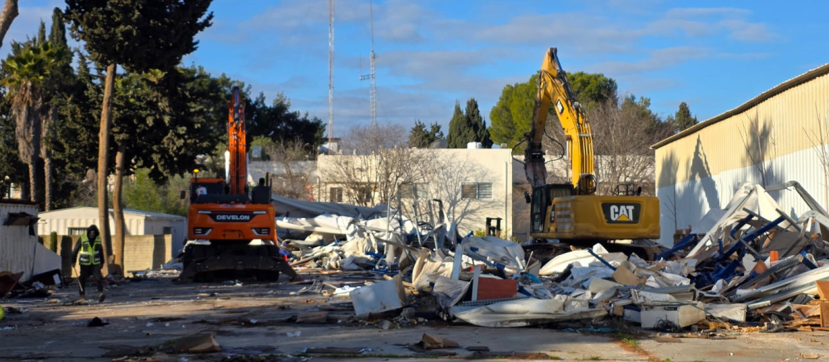 Maquinaria israelí derriba los edificios de la sede de la UNRWA en Jerusalén este