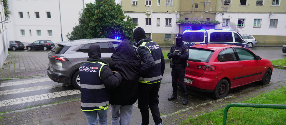Agentes de la Policía Nacional se llevan a un detenido, a 20 de enero de 2026, en Ferrol, A Coruña, Galicia (España). Un importante despliegue de la Policía Nacional se ha saldado este martes con la detención de una mujer en Ferrol por su supuesta vinculación con el yihadismo. La operación se ha desarrollado durante varias horas en un inmueble del barrio de Recimil.

Gustavo de la Paz / Europa Press
20/1/2026