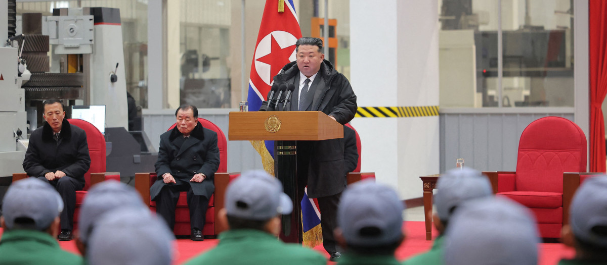 Kim Jong Un pronunciando un discurso al finalizar la primera fase de renovación y modernización del Complejo de Máquinas Ryongsong en la provincia de Hamgyong del Sur, Corea del Norte