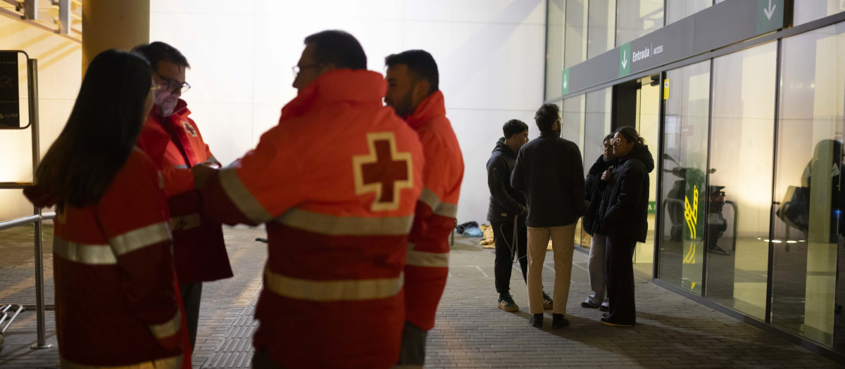 Miembros de Cruz Roja, en la estación de trenes de Huelva, tras el accidente de Adamuz