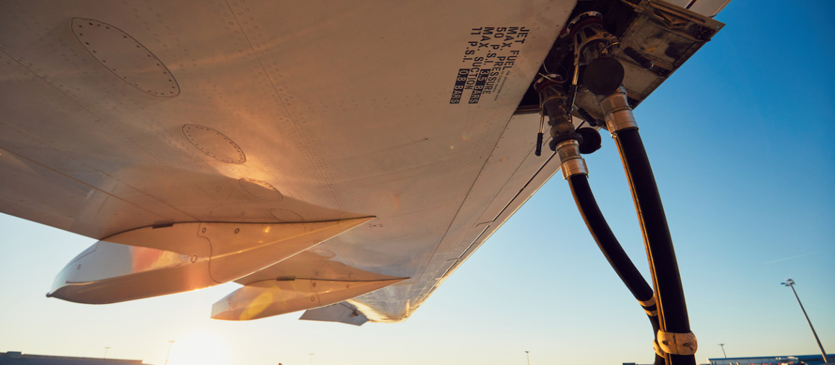 Un avión repostando combustible