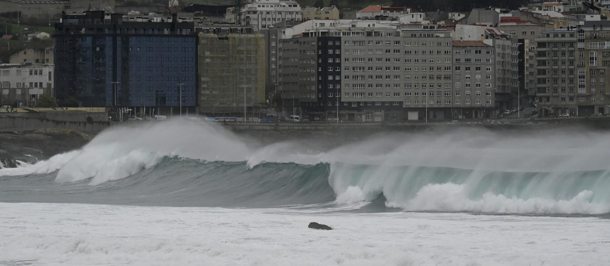 El litoral coruñés está en alerta roja por olas de hasta nueve metros y rachas de viento