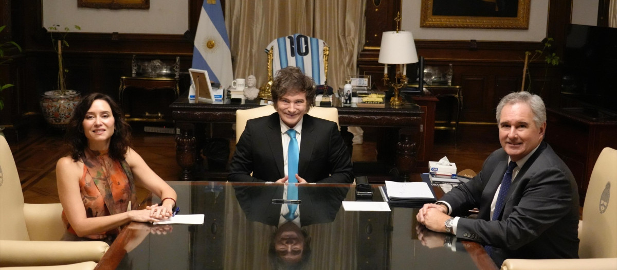 A presidenta de la Comunidad de Madrid, Isabel Díaz Ayuso, junto con el presidente de la República Argentina, Javier Milei
