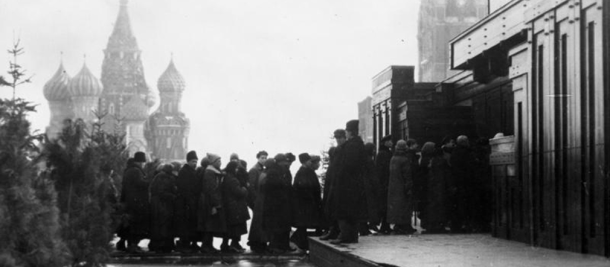 La afluencia diaria a la tumba de Lenin, que permanece abierta día y noche y es visitada por personas de todos los estratos sociales.