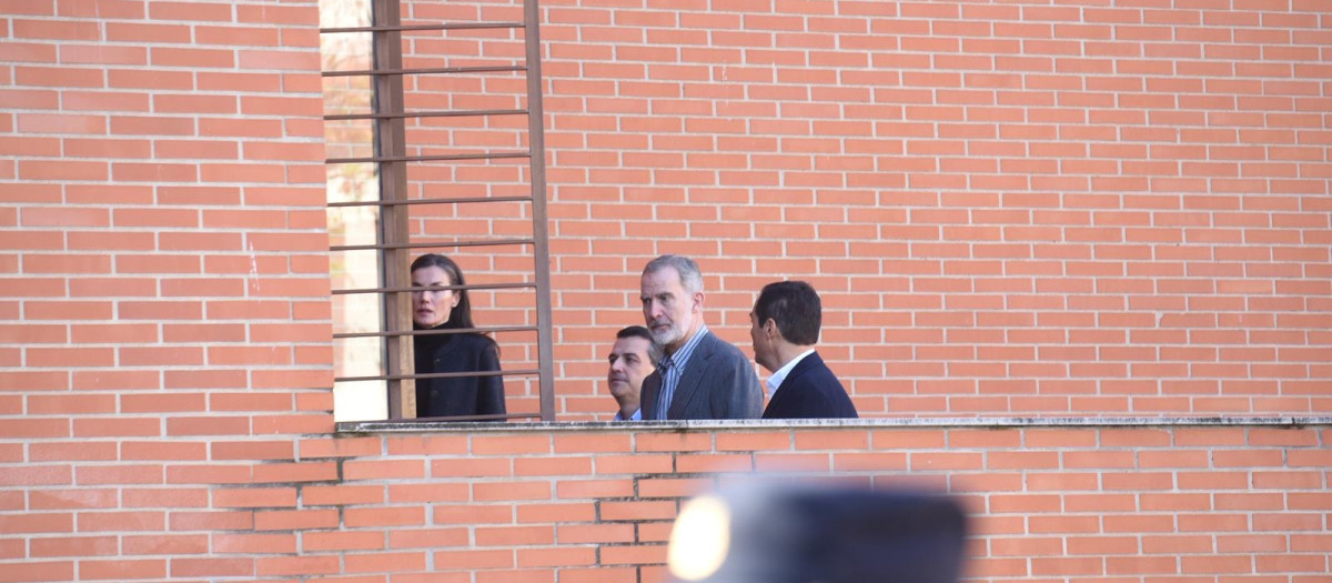 Los reyes a su entrada en el centro cívico donde se encuentran los familiares del accidente de tren