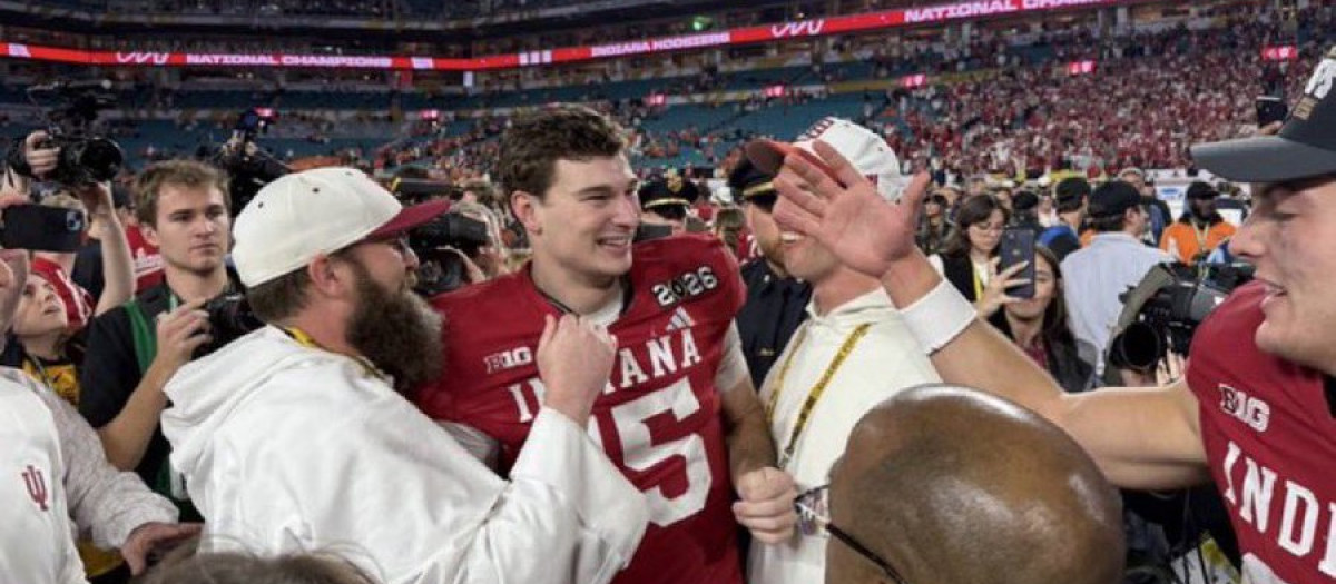 Fernando Mendoza celebrando la victoria de la temporada con sus amigos dominicos