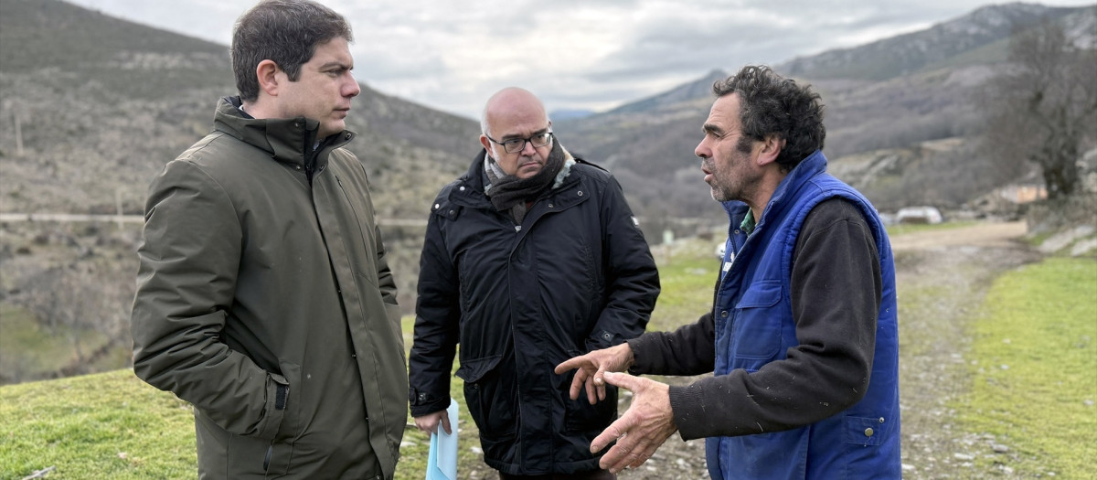 Los diputados de Vox con un ganadero