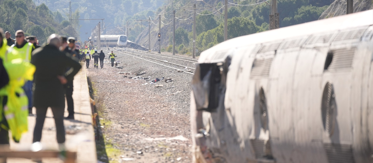 Uno de los vagones del tren de Iryo que descarriló, a 20 de enero de 2026, en Adamuz, Córdoba, Andalucía (España). El descarrilamiento de un tren de alta velocidad y la posterior colisión con otro convoy, ocurrido en la tarde de este domingo en Adamuz (Córdoba), ha dejado un amplio operativo de emergencias en marcha, la suspensión de varias conexiones ferroviarias y una investigación abierta para esclarecer sus causas. El número de fallecidos en el descarrilamiento de trenes alcanza este martes, al menos 41 personas, siendo un total de 122 las personas atendidas por el siniestro, con 117 adultos y cinco niños. En este momento, hay 39 personas ingresadas --37 adultos y cuatro niños.

Joaquin Corchero / Europa Press
20 ENERO 2026;UME;GUARDIA CIVIL
20/1/2026
