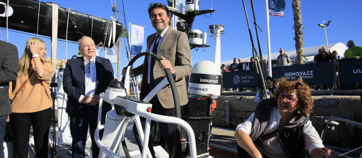 El alcalde de Alicante, Luis Barcala, durante el anuncio de The Ocean Race
