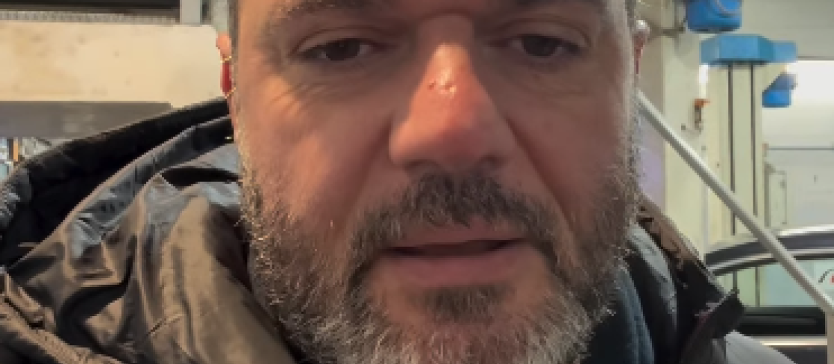 El mecánico durante el vídeo de redes sociales