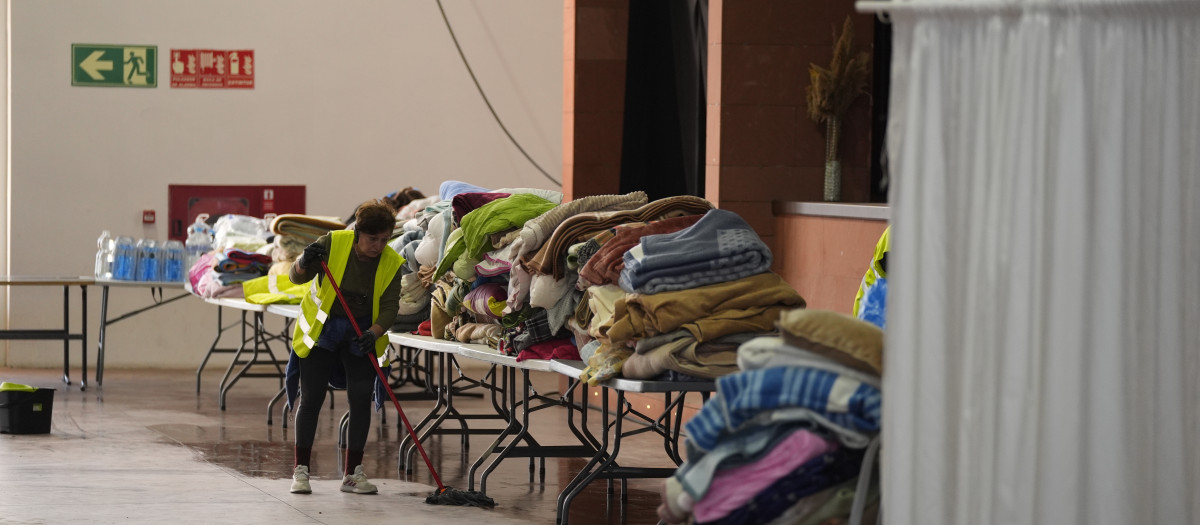 Caseta municipal de Adamuz, donde se han atendido a los afectados por el accidente ferroviario 

las víctimas del accidente ferroviario esta madrugada. A 19 de enero de 2026, en Adamuz, Córdoba (Andalucía, España).a cifra de fallecidos se ha elevado a 39, según han informado fuentes del Ministerio de Interior, tras el descarrilamiento registrado sobre las 19,45 horas de este domingo, 18 de enero, de un tren Iryo 6189 en el que viajaban unas 300 personas y que cubría el trayecto Málaga-Puerta de Atocha, ocurrido en los desvíos de entrada a la vía 1 de la estación de Adamuz (Córdoba), lo que provocó que el vehículo invadiera la vía contigua del accidente por la que circulaba un tren procedente de Puerta de Atocha y con destino Huelva, que también descarriló como consecuencia del incidente.

Joaquin Corchero / Europa Press
19/1/2026