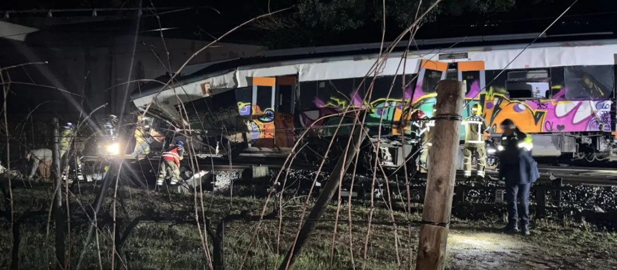 El tren de Rodalies accidentado tras chocar con un muro de contención caído