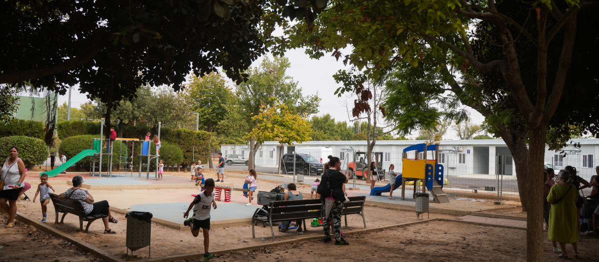 Imagen de archivo de unos niños jugando junto a un centro afectado por la dana