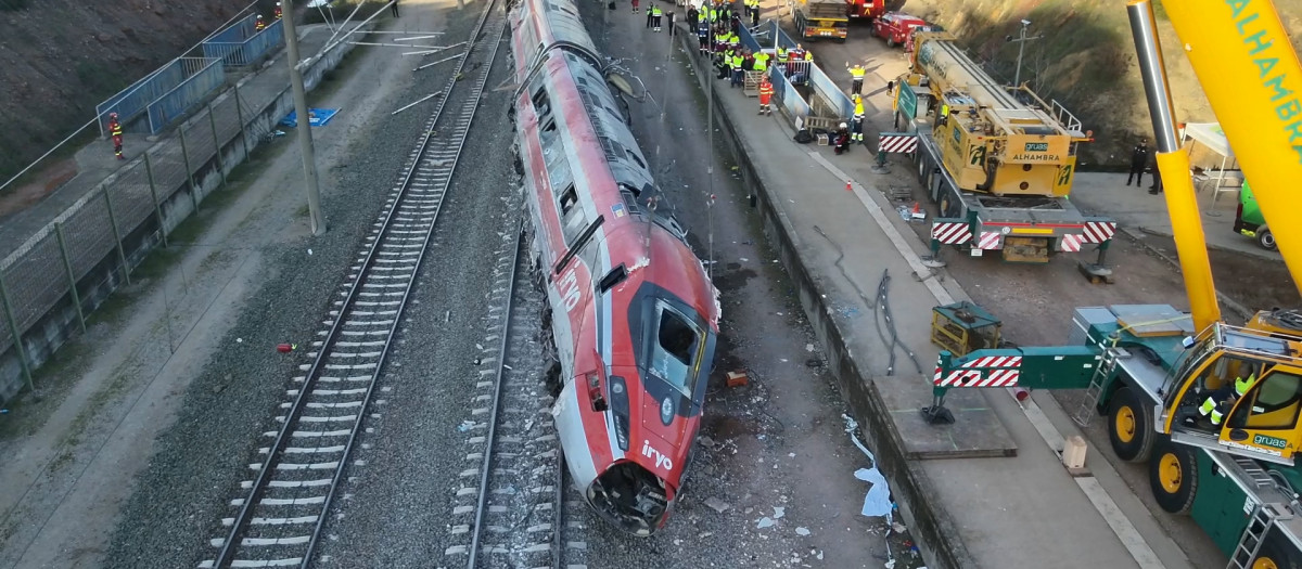Imágenes aéreas del trabajo de la UME en la zona cero del accidente de Adamuz