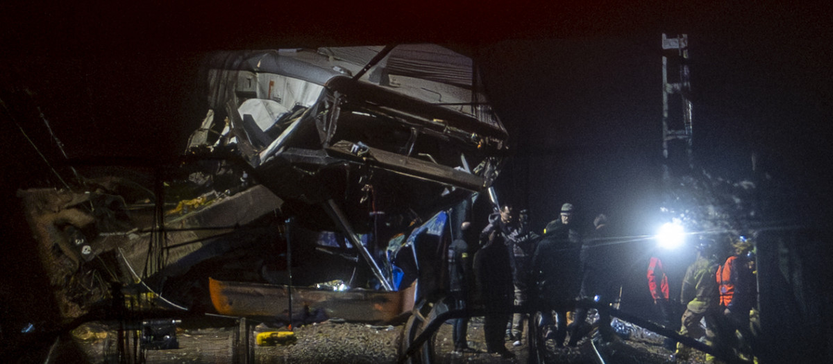 El tren accidentado, a 20 de enero de 2026, en Gelida, Barcelona, Catalunya (España). El Servei d'Emergències Mèdiques (SEM) ha confirmado el fallecimiento del maquinista al descarrilar un tren de la R4 de Rodalies tras la caída de un muro de contención y además están atendiendo al menos a 15 heridos. En consecuencia, se ha activado la fase de prealerta del Plan Ferrocat en ese tramo, donde se han trasladado 11 ambulancias y un equipo de los Bombers de la Generalitat movilizado en la zona. En paralelo, se encuentra interrumpida la circulación entre Blanes y Maçanet-Massanes por la salida de un eje de un tren, debido al arrollamiento de una roca provocada por el temporal.

Lorena Sopêna / Europa Press
21/1/2026