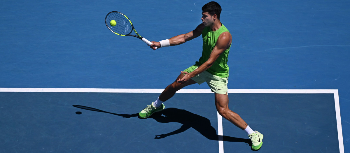 MELBOURNE (Australia), 21/01/2026.- Carlos Alcaraz of Spain in action during the Mens 2nd round match against Yannick Hanfmann of Germany on day 4 of the 2026 Australian Open tennis tournament at Melbourne Park in Melbourne, Australia, 21 January 2026. (Tenis, Alemania, España) EFE/EPA/JAMES ROSS AUSTRALIA AND NEW ZEALAND OUT