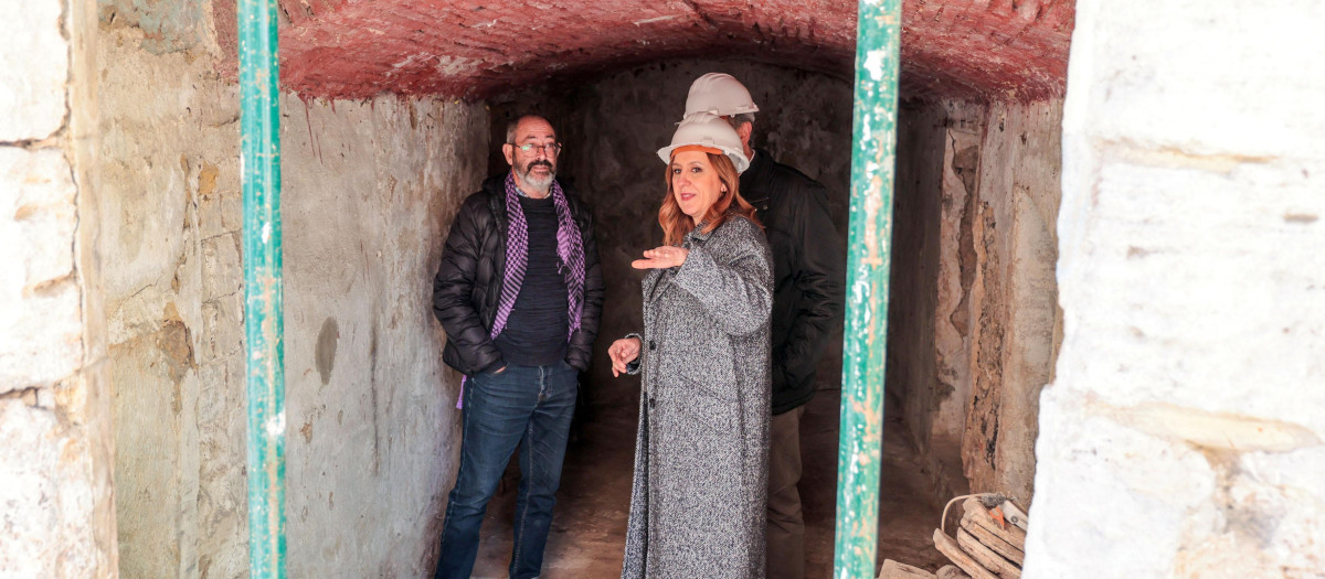 Imagen de archivo de María José Catalá revisando las obras de rehabilitación de 'Les Covetes de Sant Joan' de Valencia.