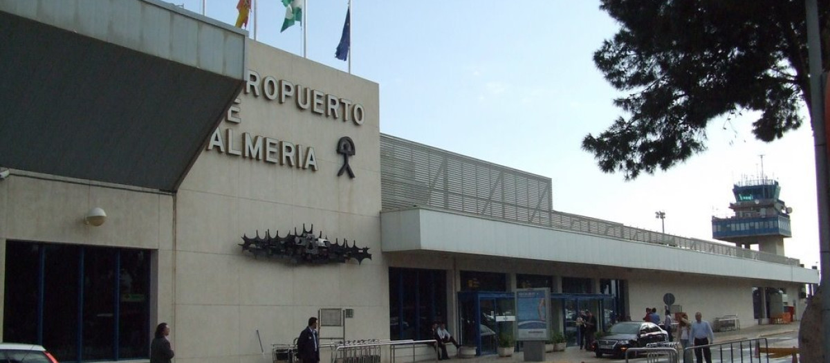 Fachada del aeropuerto de Almería