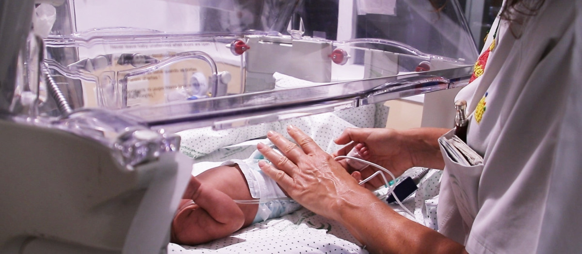 Una sanitaria atiende a un bebé prematuro