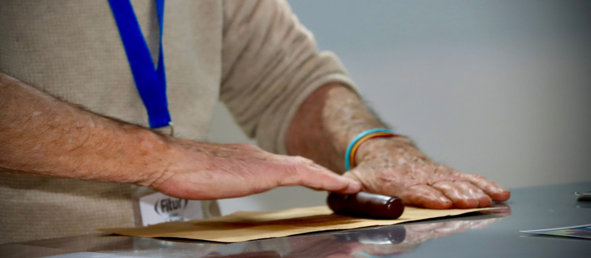 Imagen de la elaboración del bollo de chocolate típico de Torrent en Fitur 2026.