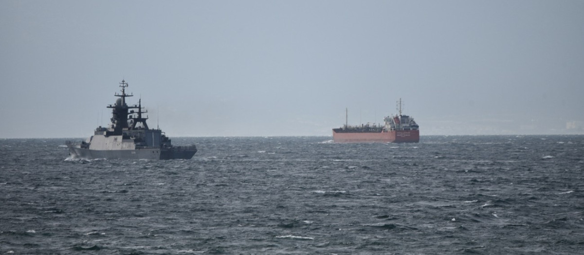 Imagen de dos buques rusos detectados por la Armada española