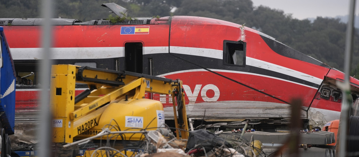 Imagen de los trabajos de rescate de los convoyes de trenes accidentados en la zona del suceso en Adamuz (Córdoba)