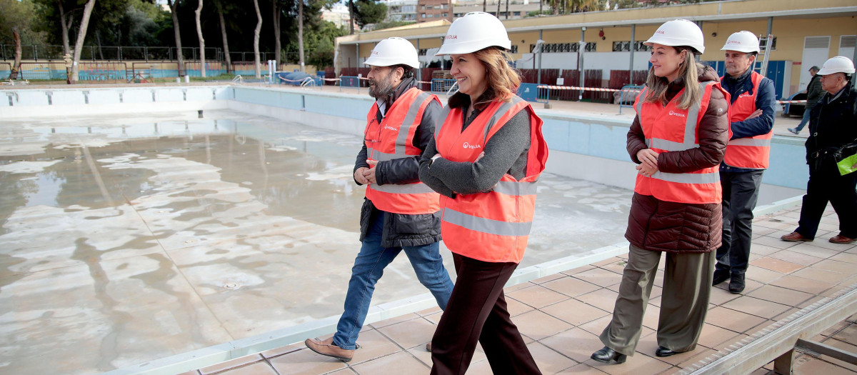 Imagen de la alcaldesa María José Catalá visitando las obras en la piscina del Parque del Oeste.