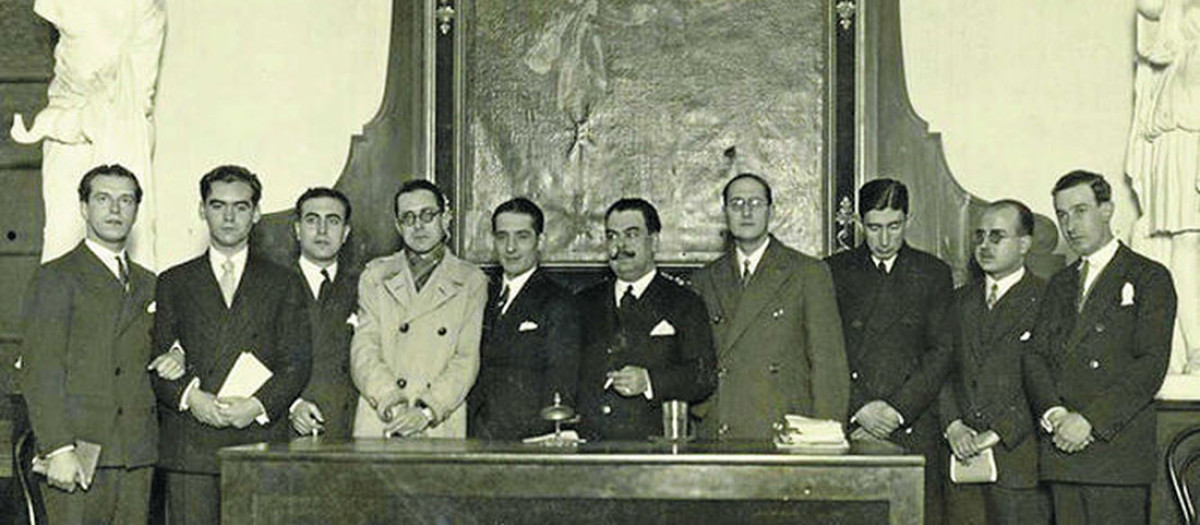 Celebración del tricentenario de Góngora en el Ateneo de Sevilla en diciembre de 1927. De izquierda a derecha: Rafael Alberti, Federico García Lorca, Juan Chabás, Mauricio Bacarisse, José María Romero Martínez (presidente de la sección de literatura del Ateneo), Manuel Blasco Garzón (presidente del Ateneo de Sevilla), Jorge Guillén, José Bergamín, Dámaso Alonso y Gerardo Diego.