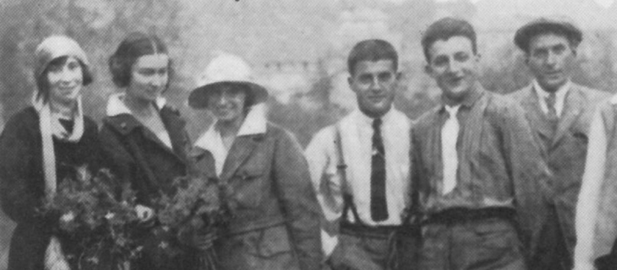 Pier Giorgio Frassati (segundo por la derecha) con la chica que amaba, Laura Hidalgo (tercera por la derecha).