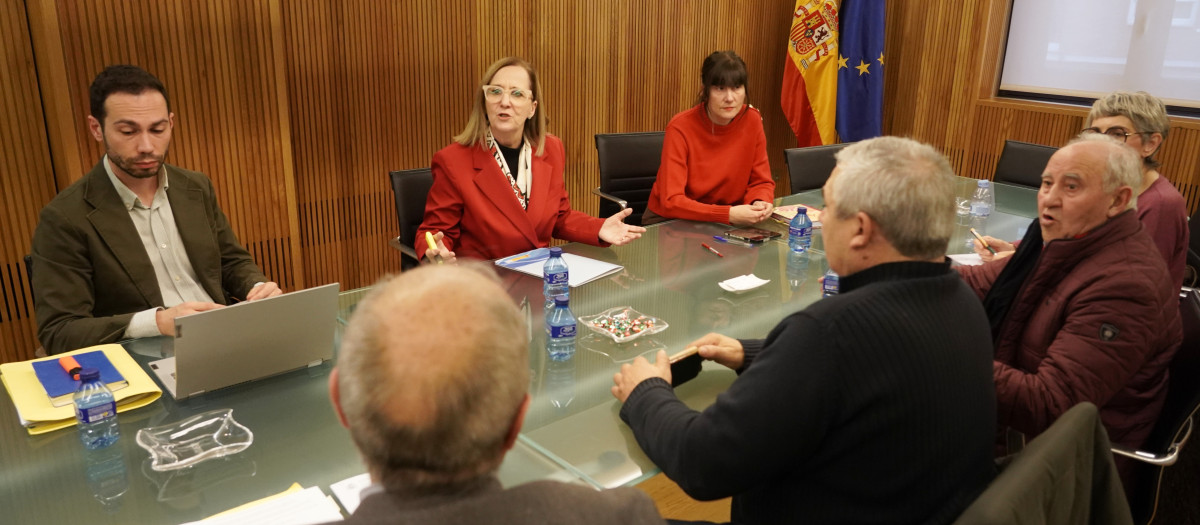 La presidenta de la Confederación Hidrográfica del Duero (CHD), María Jesús Lafuente, informa del desarrollo del encuentro con representantes de la Comunidad de Regantes del Páramo Bajo de León y Zamora.