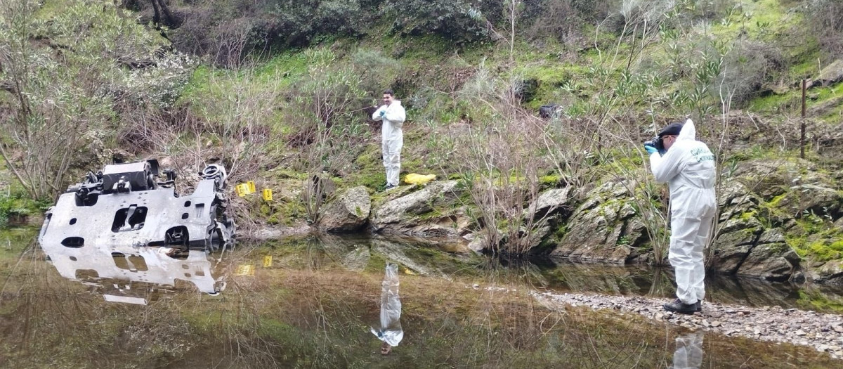 Agentes de la Guardia Civil fotografían y toman evidencias de una pieza hallada en una arroyo en la zona del accidente ferroviario en Adamuz (Córdoba)

REMITIDA / HANDOUT por GUARDIA CIVIL
Fotografía remitida a medios de comunicación exclusivamente para ilustrar la noticia a la que hace referencia la imagen, y citando la procedencia de la imagen en la firma
21/1/2026