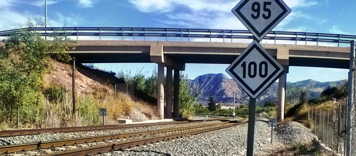 Los trenes también tienen señales máximas de velocidad