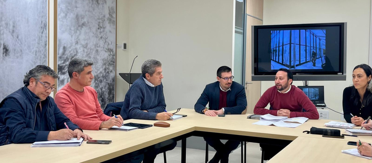 Toledo en la reunión con los vendedores del Mercado Central