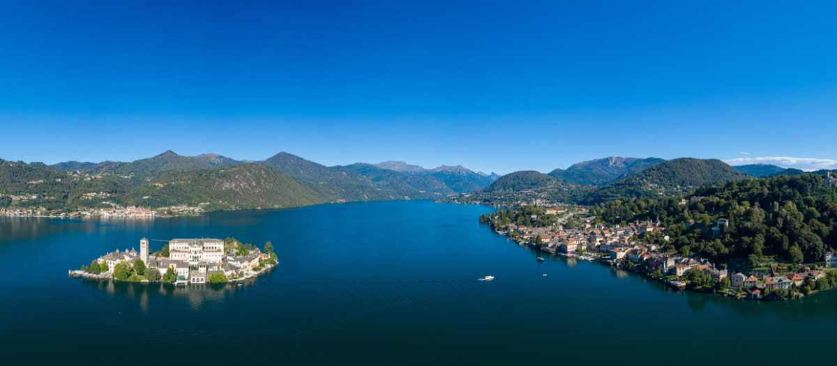 Vista panorámica de la isla de San Giulio y el pueblo Orta San Giulio