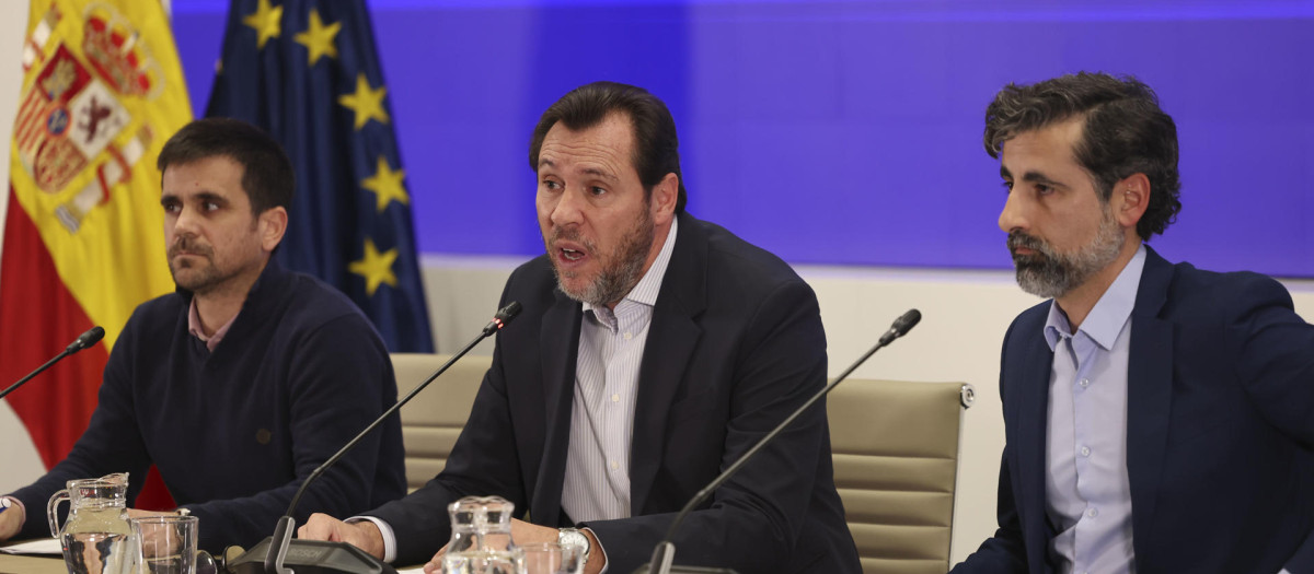 Óscar Puente, durante la rueda de prensa junto al director de Tráfico de Adif, Ángel García de la Bandera (d), y al director de Operaciones de Renfe, José Alfonso Gálvez (i)