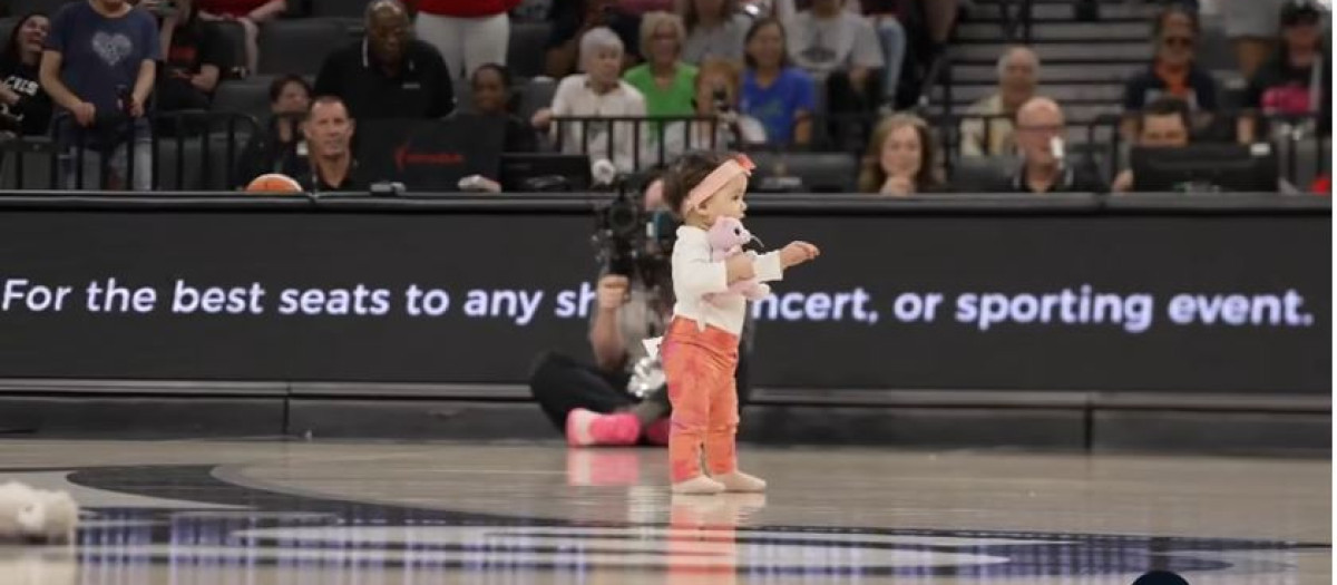 La pequeña Ada, caminando en mitad de la pista de baloncesto