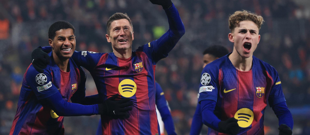 Los jugadores del Barça celebran el gol de Lewandowski en Praga