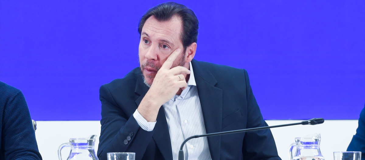 El ministro de Transportes y Movilidad Sostenible, Óscar Puente, junto al director de Tráfico de Adif, Ángel García de la Bandera, y al director de Operaciones de Renfe, José Alfonso Gálvez, durante una rueda de prensa, en el Ministerio de Transportes y Movilidad Sostenible, a 21 de enero de 2026